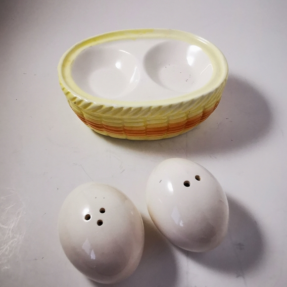 Vintage Ceramic Giftcraft Eggs on a Basket Salt and Pepper Shakers - Picture 5 of 16